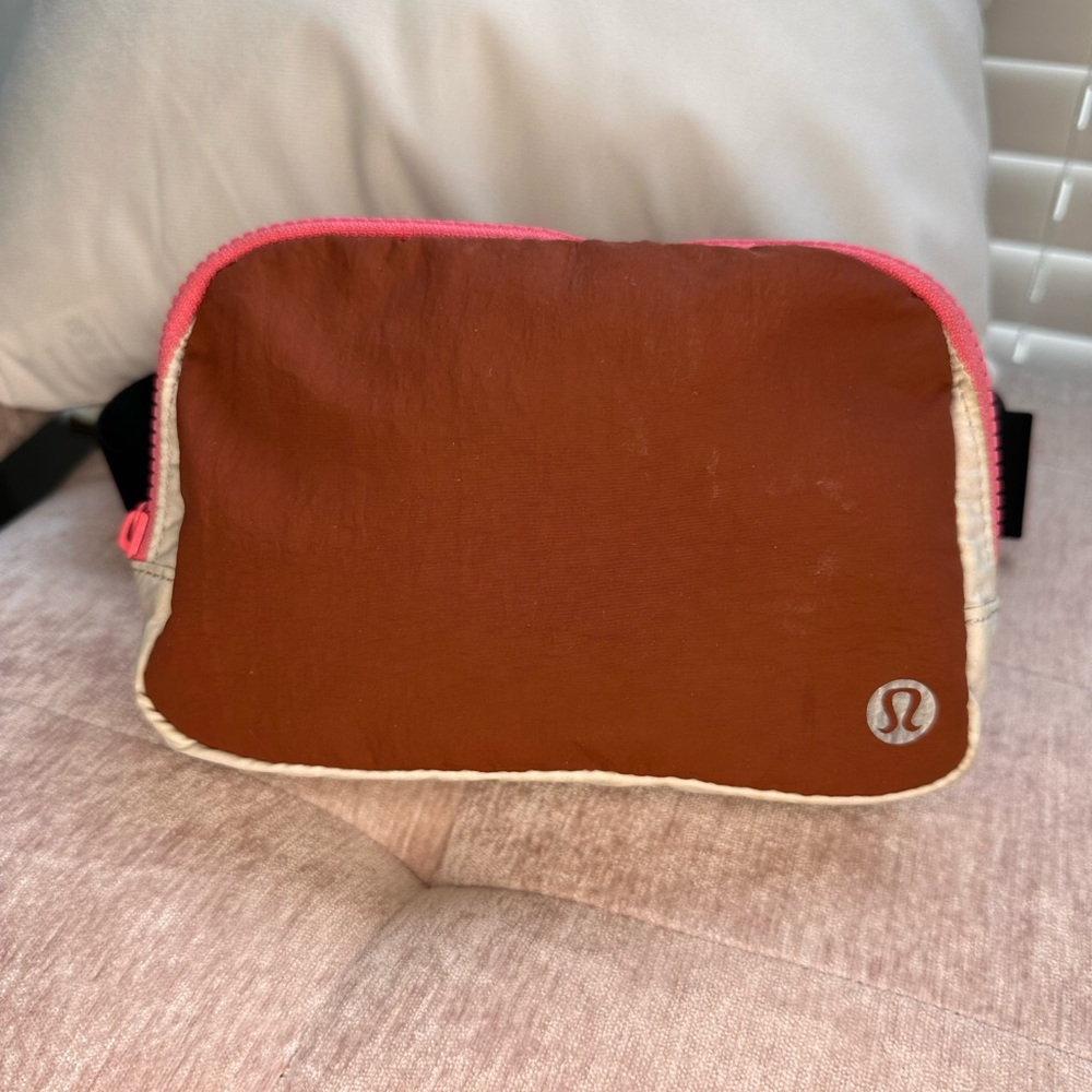 Lululemon everywhere beltbag